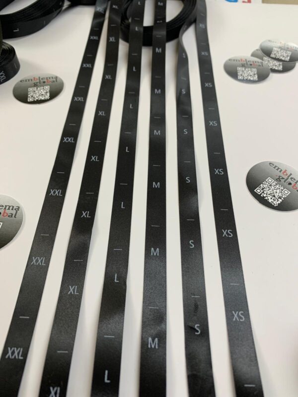 Etichete de mărime imprimate pe satin alb/negru